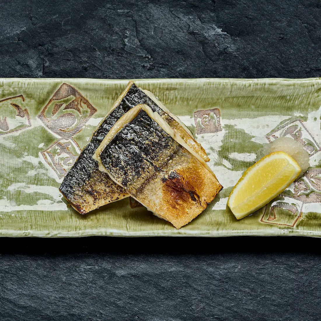 Salzgegrillte Makrele mit knuspriger Haut, serviert mit Reis