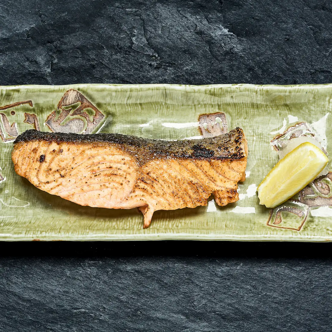 Salzgegrillter Lachs mit knuspriger Haut, serviert mit Reis