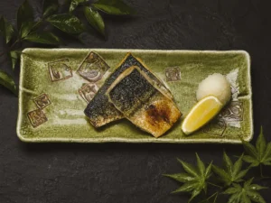 Salzgegrillte Makrele mit knuspriger Haut, serviert mit Reis