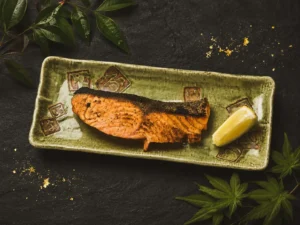 Salzgegrillter Lachs mit knuspriger Haut, serviert mit Reis