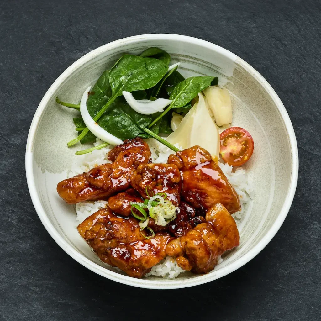 Teriyaki Don — gegrilltes Hähnchen in Teriyaki-Glasur auf Reis mit Spinat