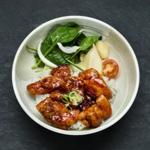 Teriyaki Don — gegrilltes Hähnchen in Teriyaki-Glasur auf Reis mit Spinat