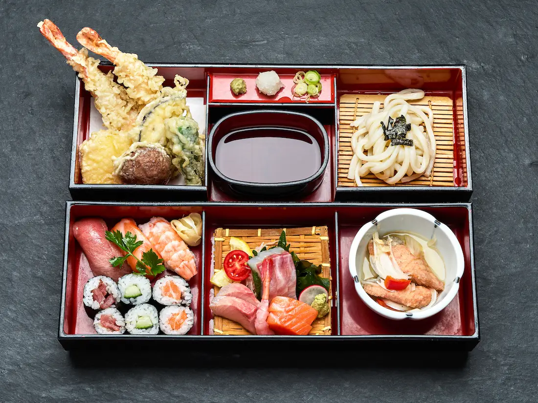 Una Juu — gegrillter Aal in Unagi-Sauce auf Reis, serviert in schwarzer Lackbox