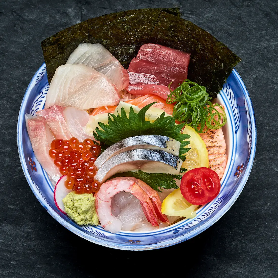 Kaisen Don — Reisschale mit frischem Thunfisch, Lachs, Garnele und Lachsrogen