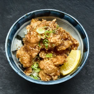 Karaage — knusprig frittierte Hähnchenstücke