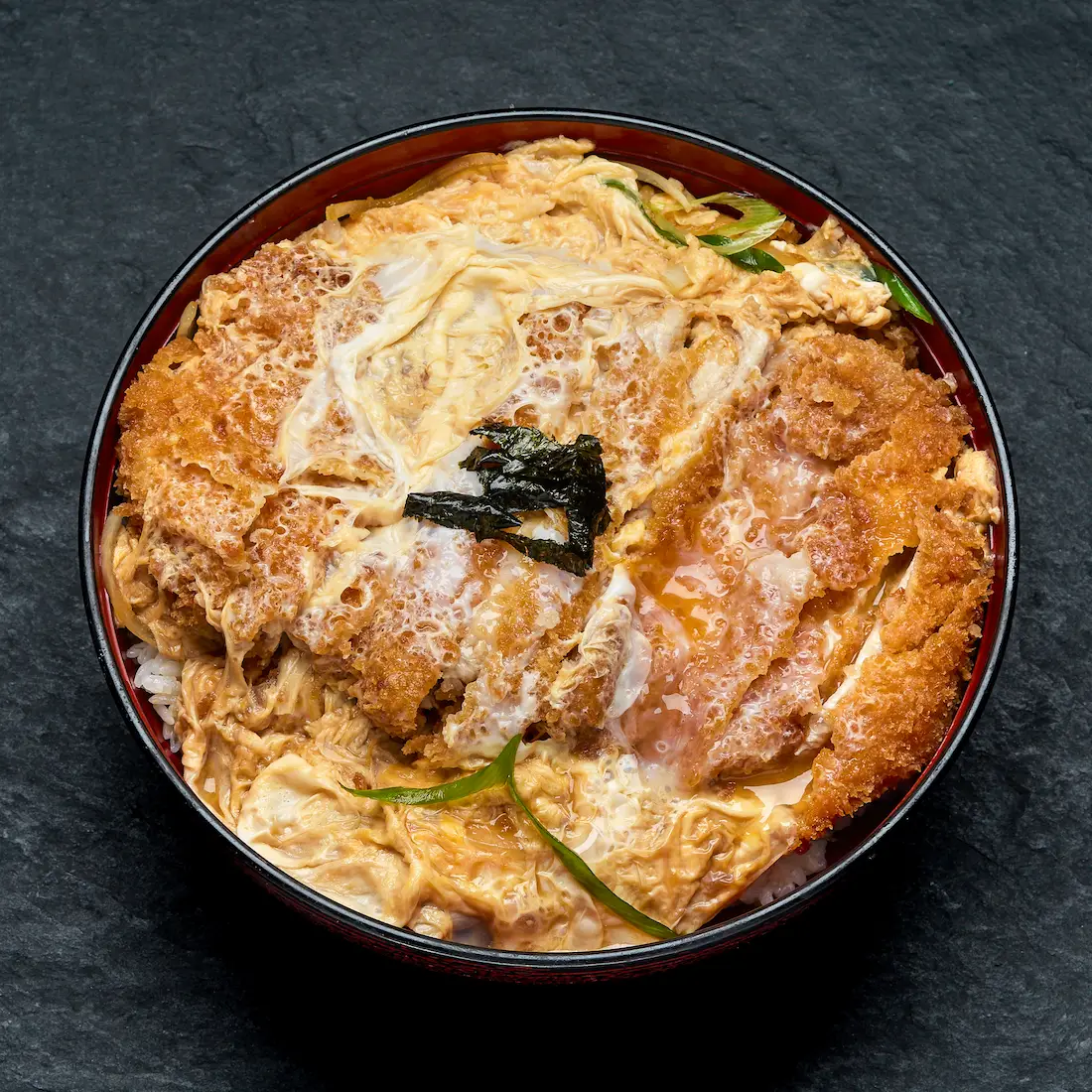 Katsu Don — paniertes Schweineschnitzel mit Ei und Seetang auf Reis in herzhafter Sauce