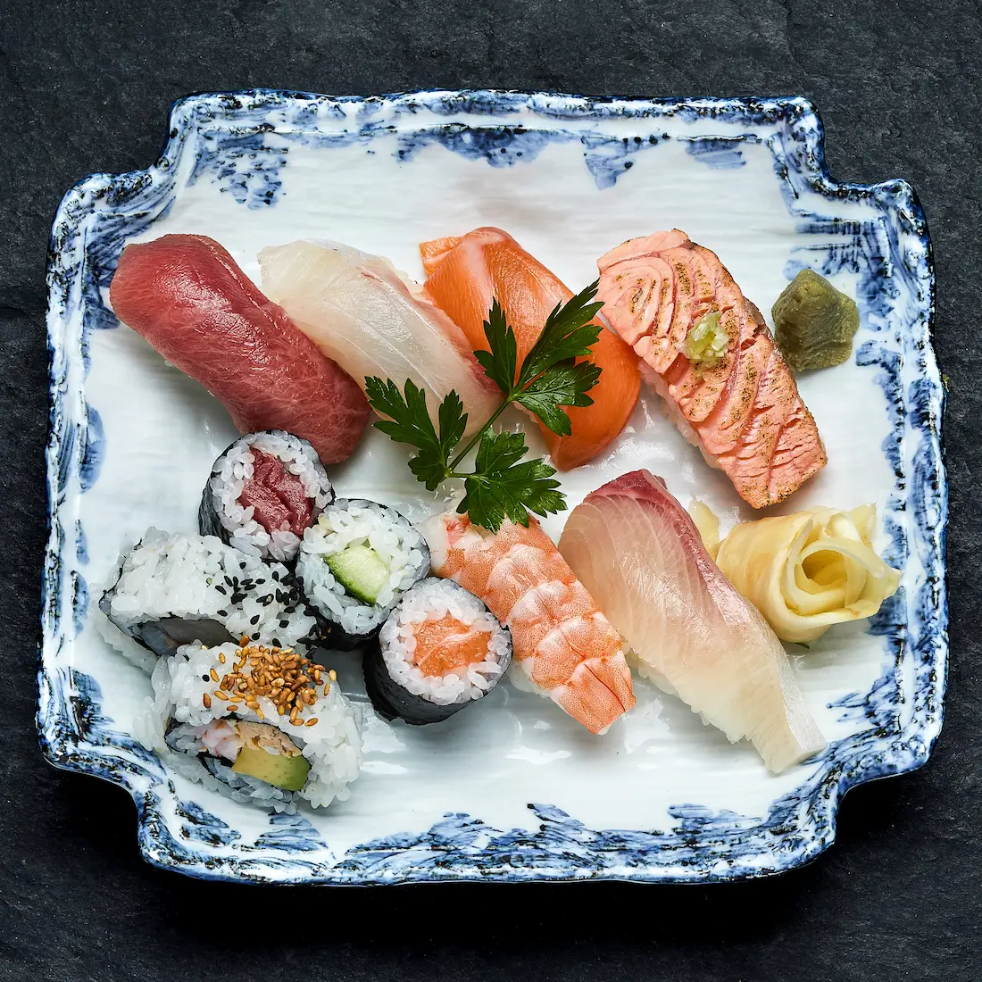 Nigiri Sushi Set — sechs Nigiri und Maki-Rollen auf weißer Platte
