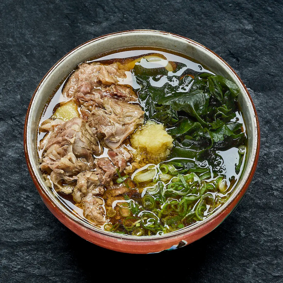 Niku Udon — dicke Udon-Nudeln in Dashi-Brühe mit zartem Rindfleisch