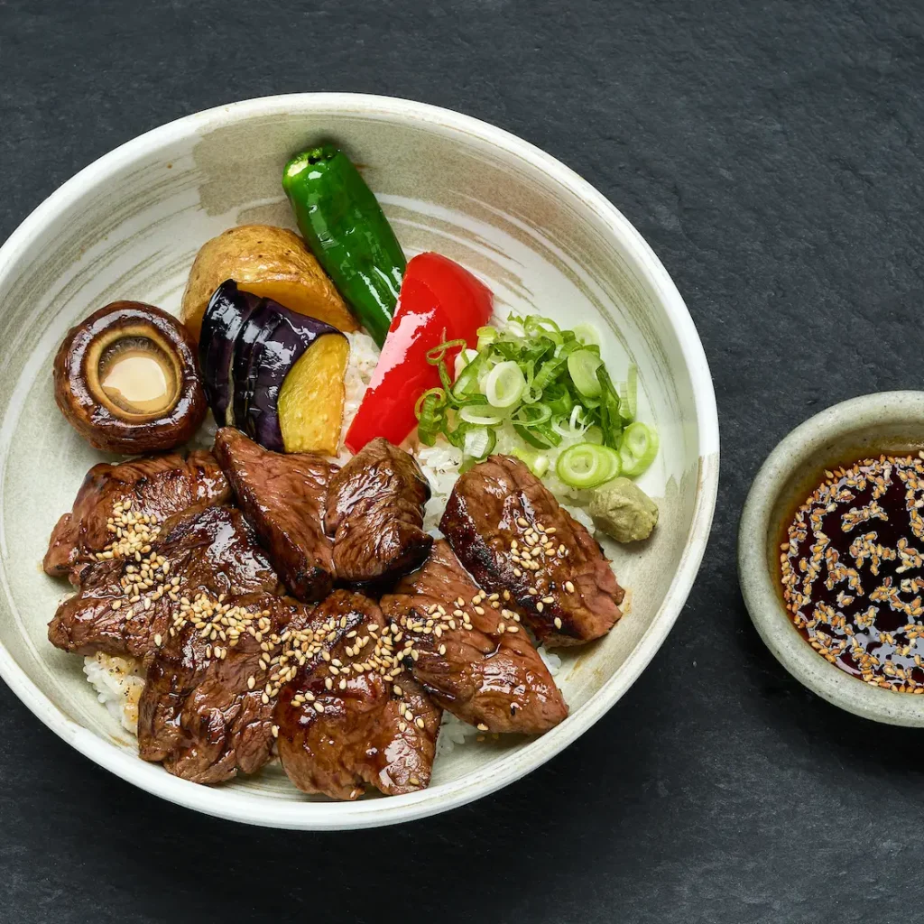 Yakiniku Don — gegrilltes Entrecôte mit Gemüse auf Reis