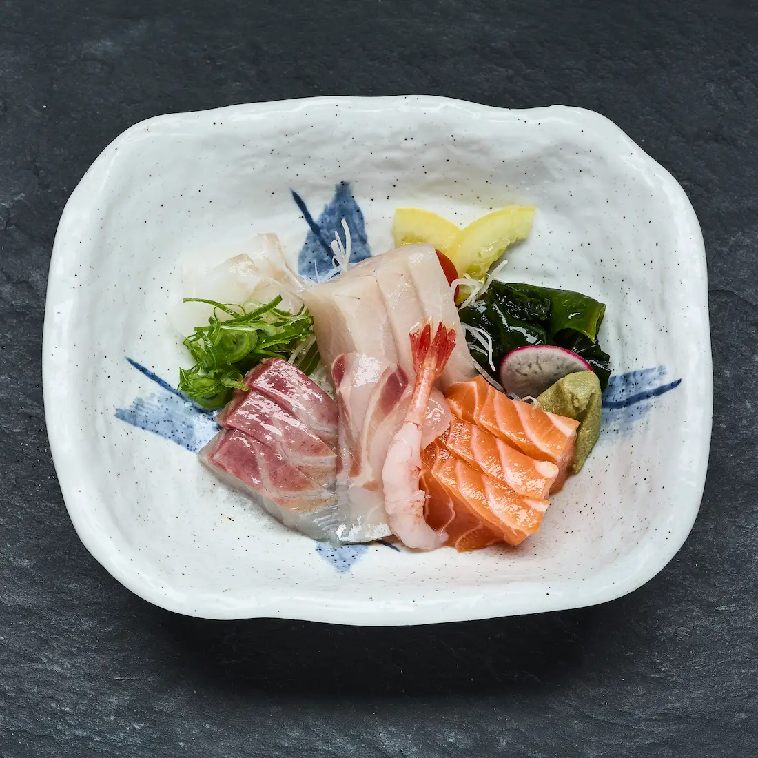 Sashimi Set — sechs Sorten frisches Sashimi mit Lachs, Gelbschwanz und Meerbrasse