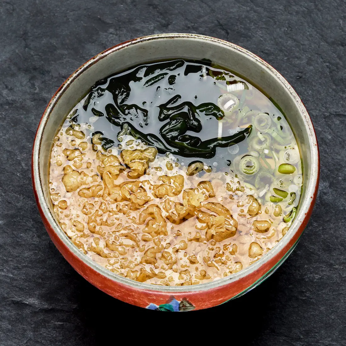 Tanuki Udon — Udon-Nudeln in Dashi-Brühe mit knusprigen Tempura-Stückchen