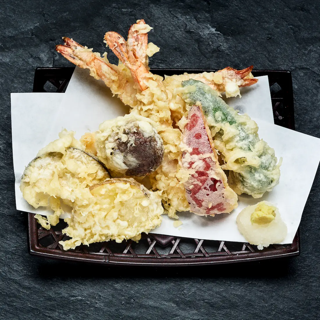 Garnelen- und Gemüse-Tempura mit Aubergine, Kartoffel und Paprika