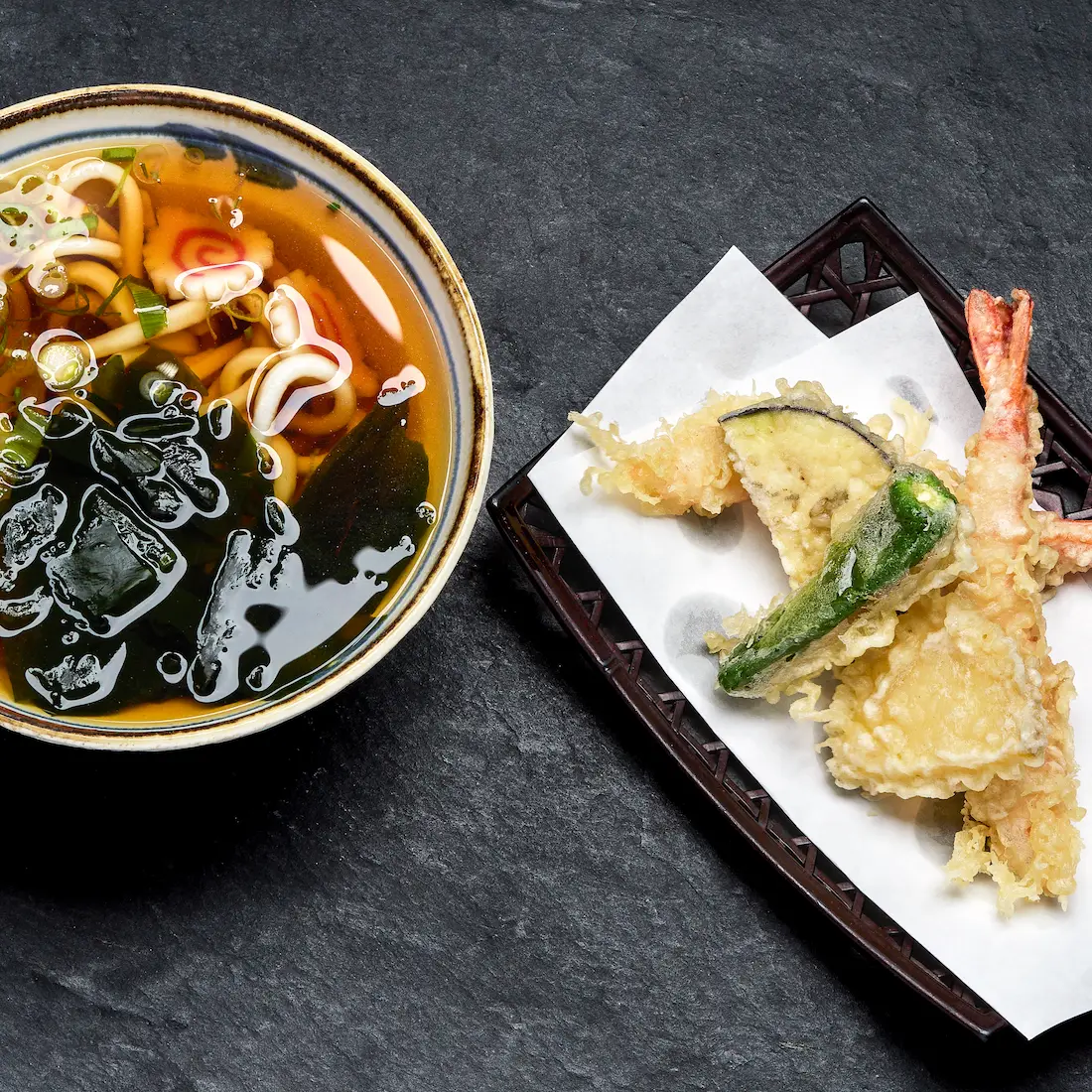 Tempura Udon — Udon-Nudeln in heißer Brühe mit knuspriger Garnelen-Tempura