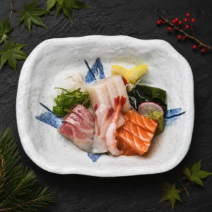 Sashimi Set — sechs Sorten frisches Sashimi mit Lachs, Gelbschwanz und Meerbrasse