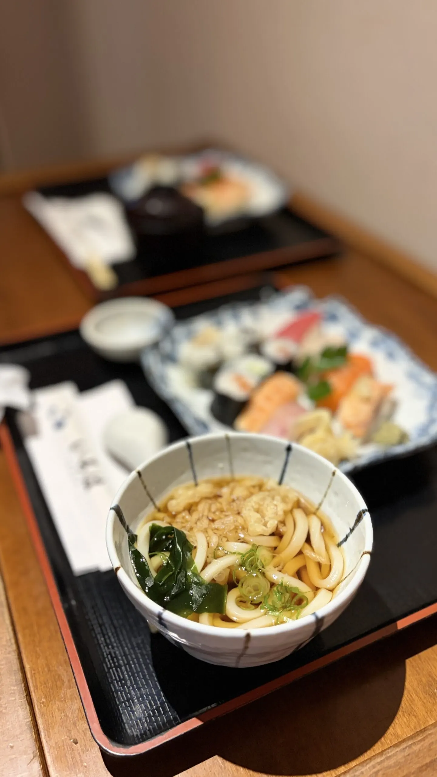 Take-away-Tüte von Iroha wird überreicht
