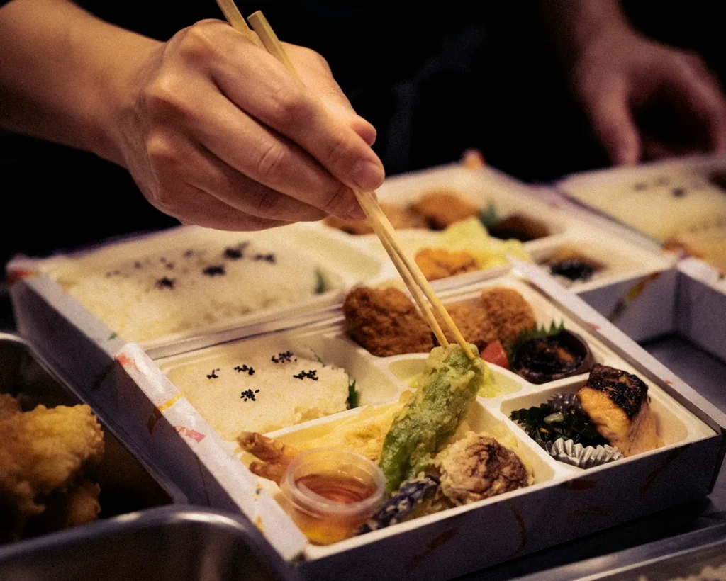 Bento-Box wird mit Stäbchen serviert