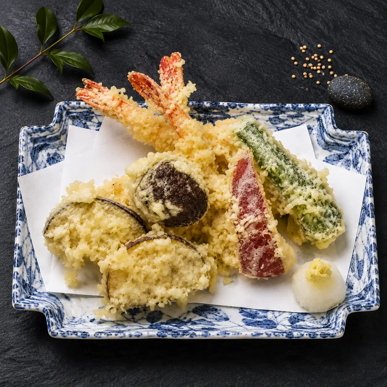 Tempura-Teller mit Garnelen und Gemüse
