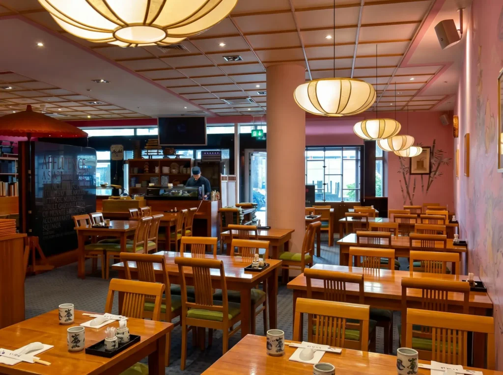 Gastraum des Restaurants Iroha mit warmer Beleuchtung