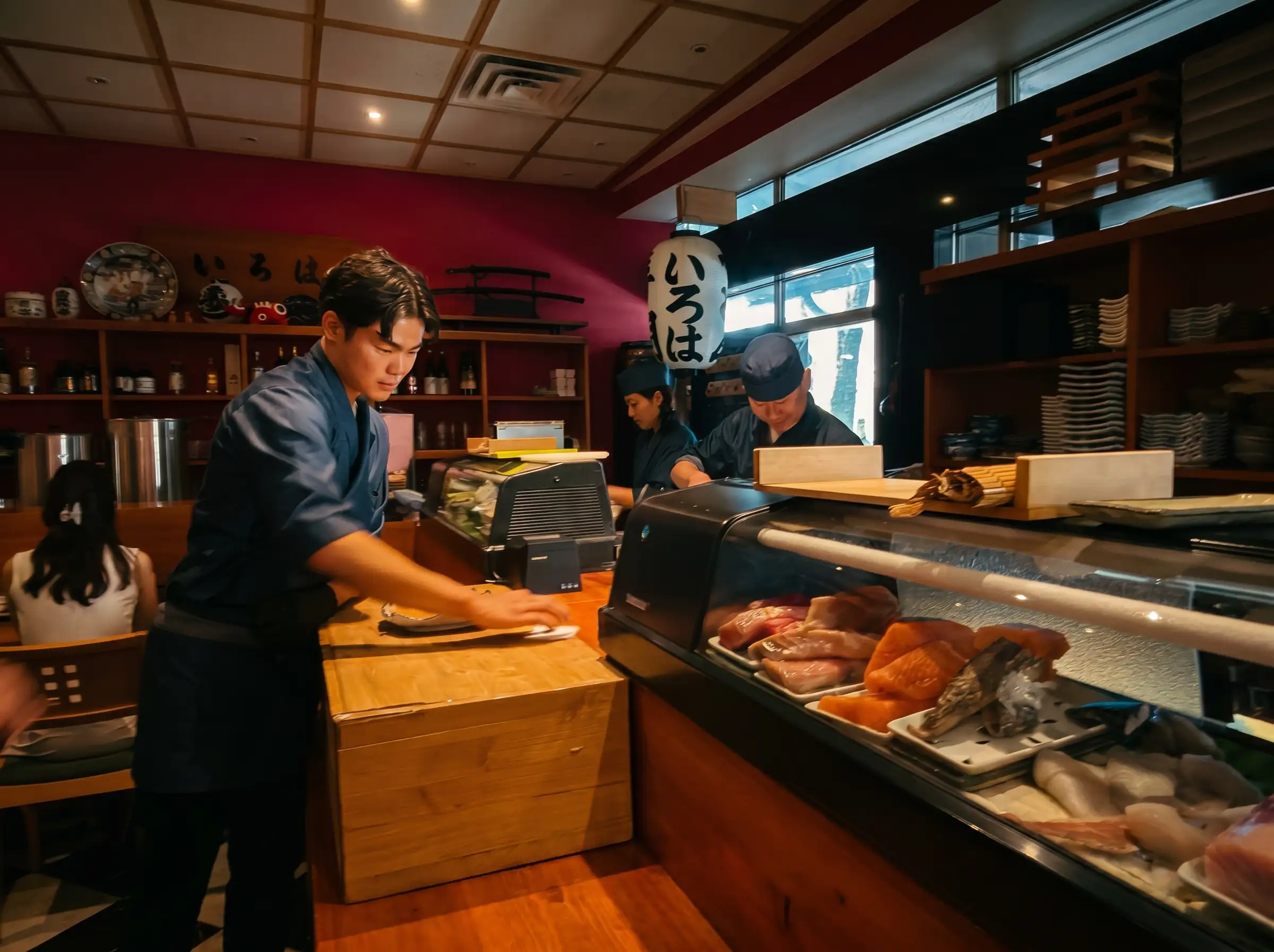 Sushi-Theke im Restaurant Iroha mit frischem Fisch in der Vitrine