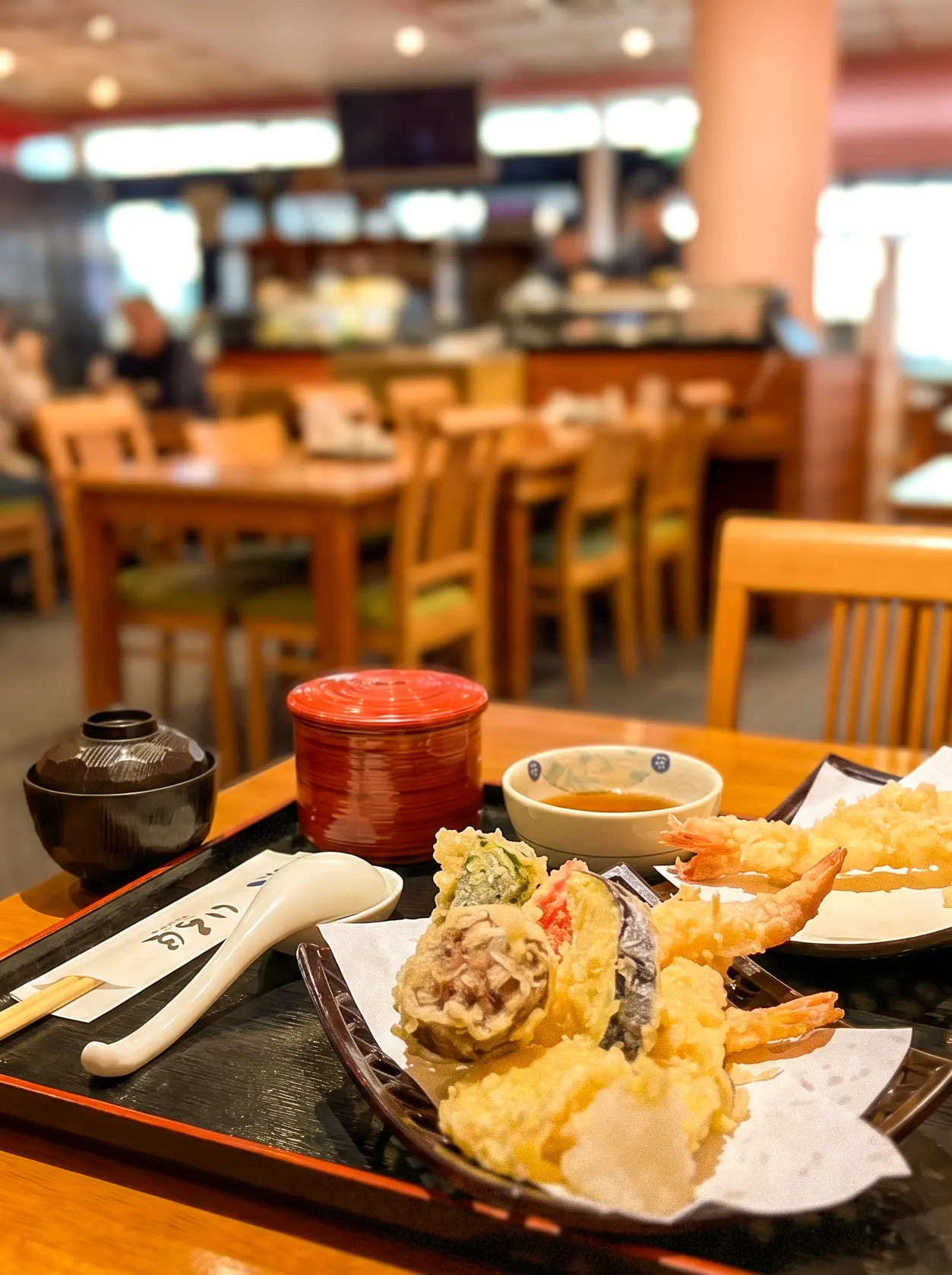 Tempura-Set serviert am Tisch im Restaurant Iroha