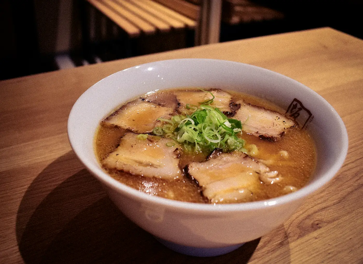 Miso-Suppe mit Schweinefleisch und Frühlingszwiebeln